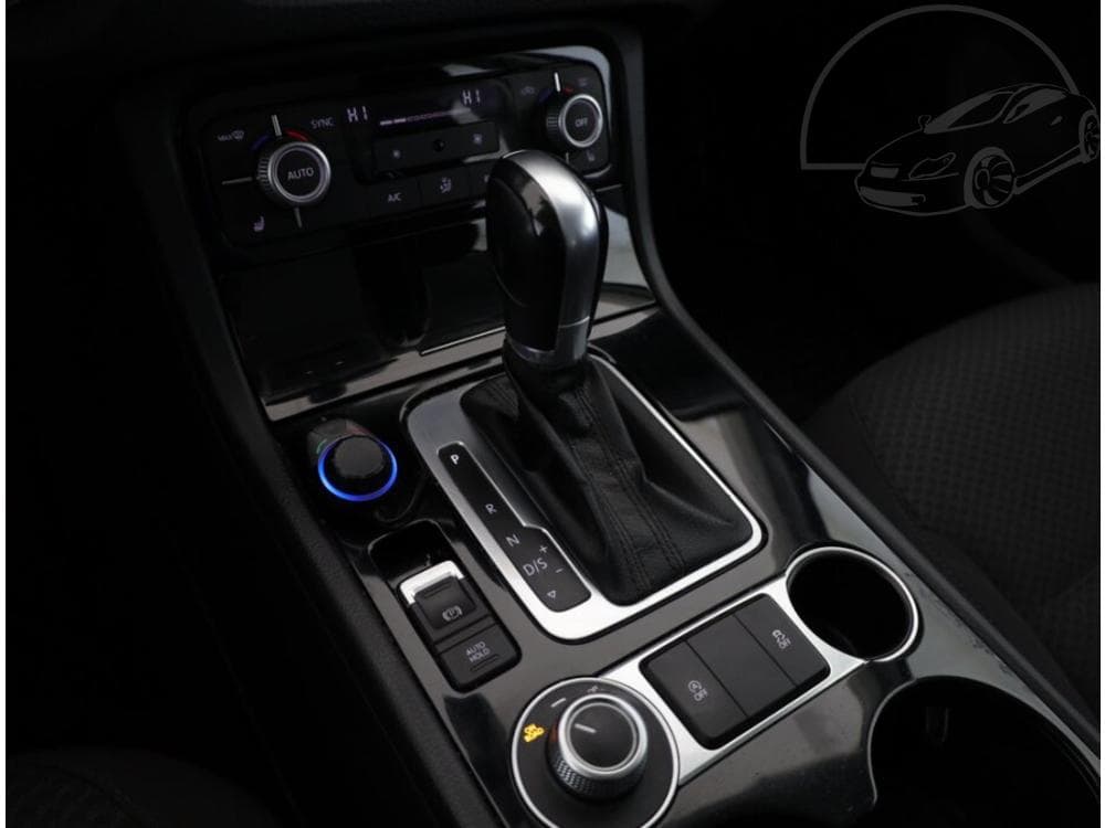 2015 Volkswagen Touareg - 11