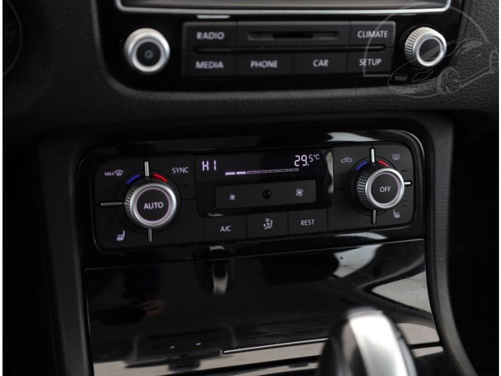 2015 Volkswagen Touareg - 12