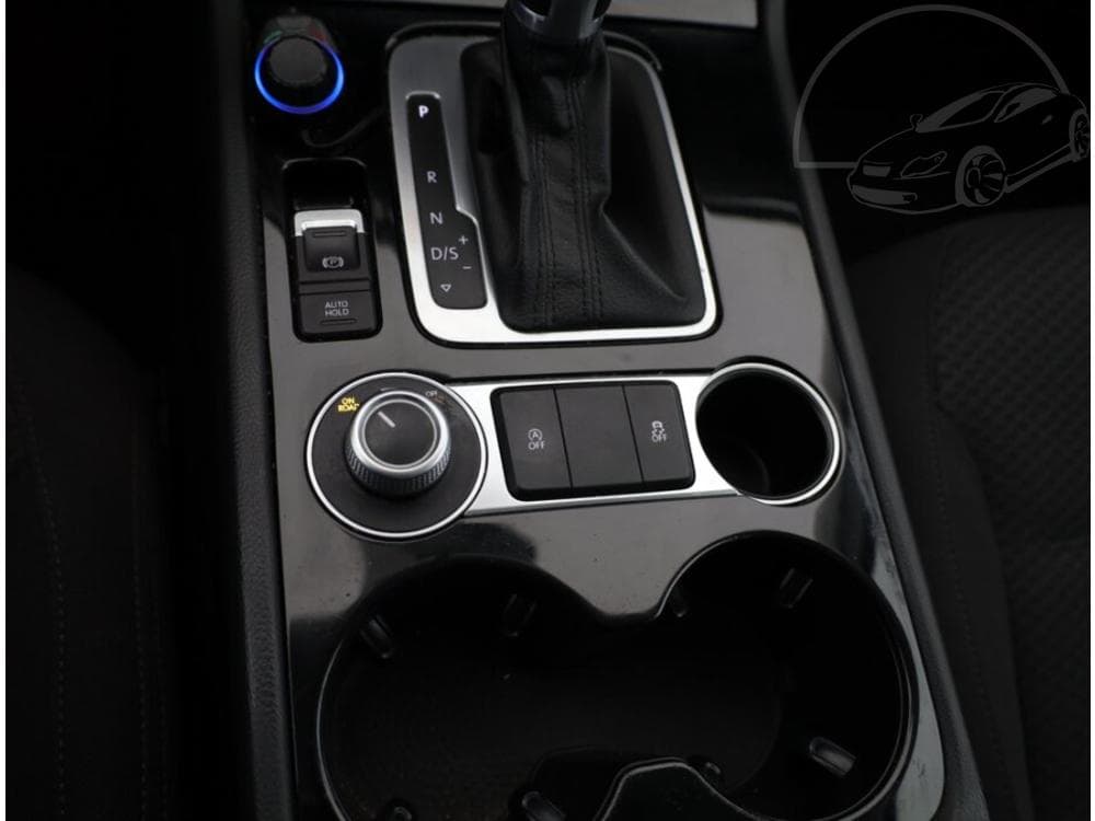 2015 Volkswagen Touareg - 13