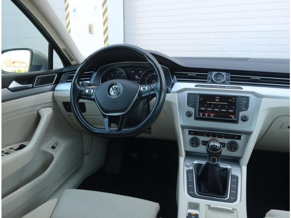 2016 Volkswagen PASSAT - 31
