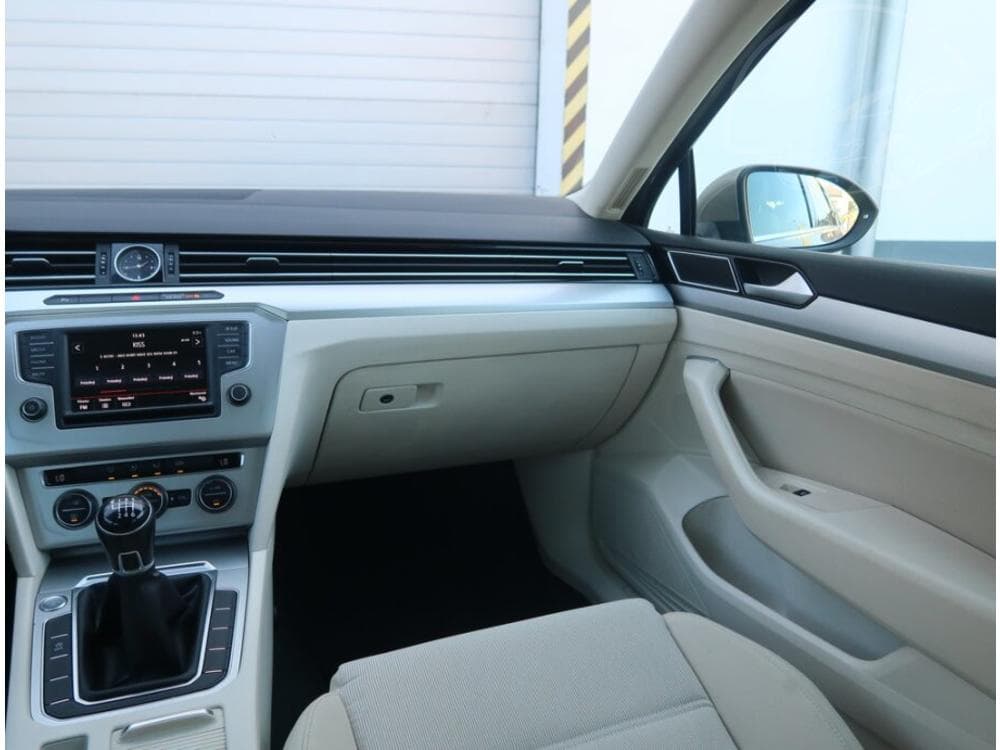 2016 Volkswagen PASSAT - 36