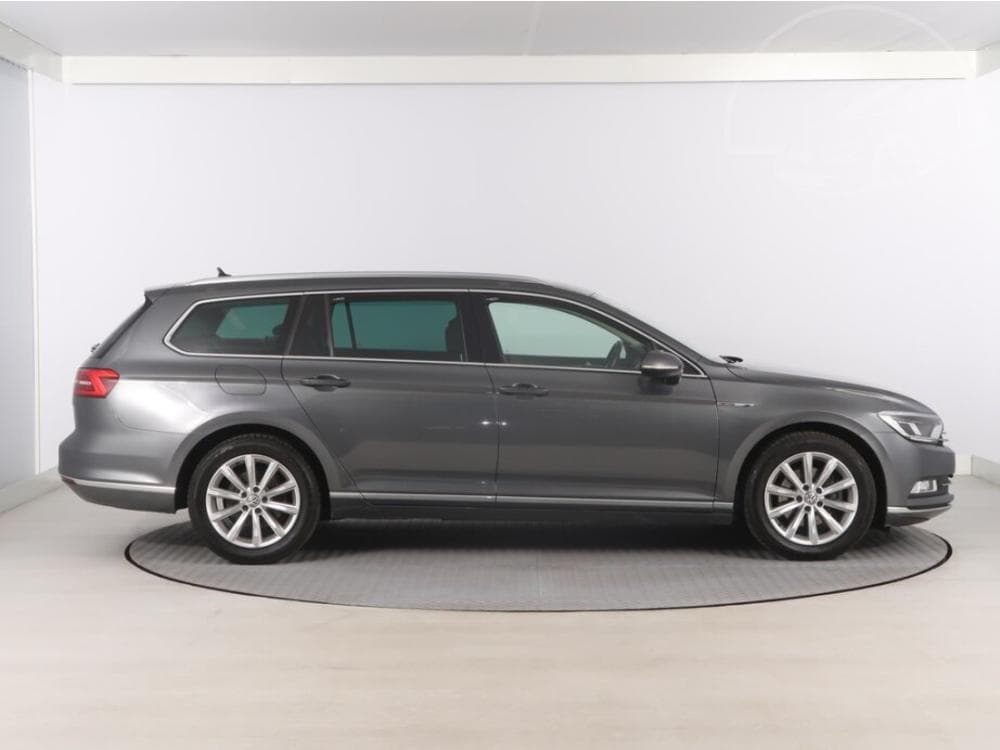 2016 Volkswagen PASSAT - 11