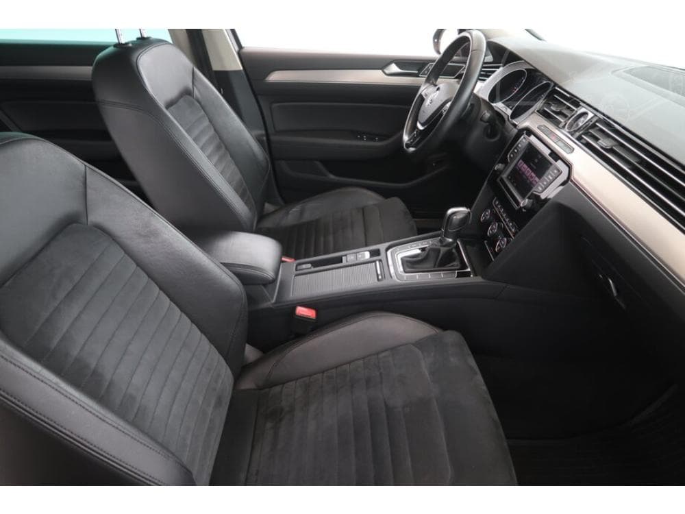 2016 Volkswagen PASSAT - 17