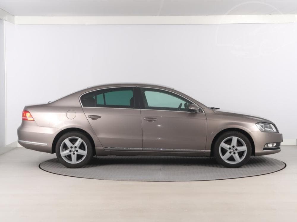 2011 Volkswagen PASSAT - 6