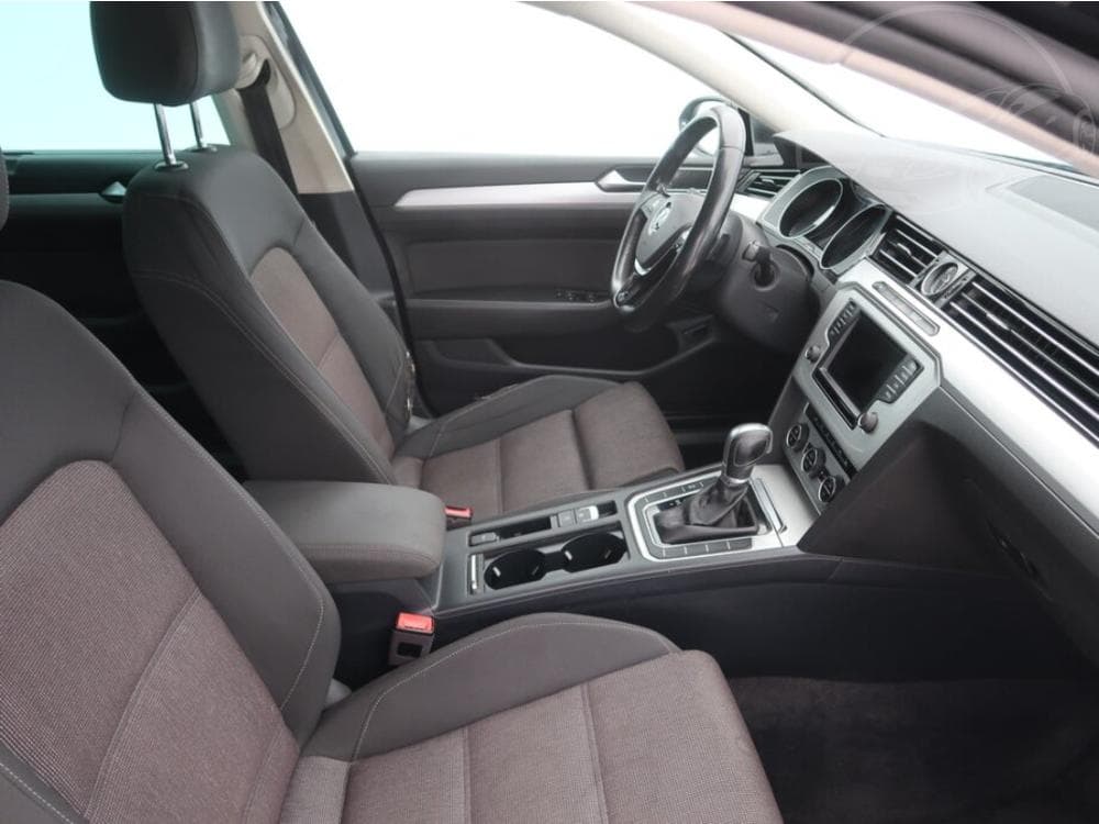 2015 Volkswagen PASSAT - 9