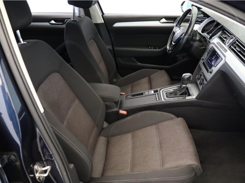 2017 Volkswagen PASSAT - 7