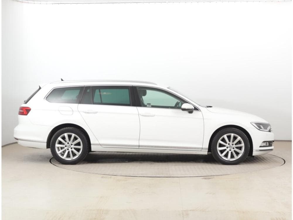2017 Volkswagen PASSAT - 16