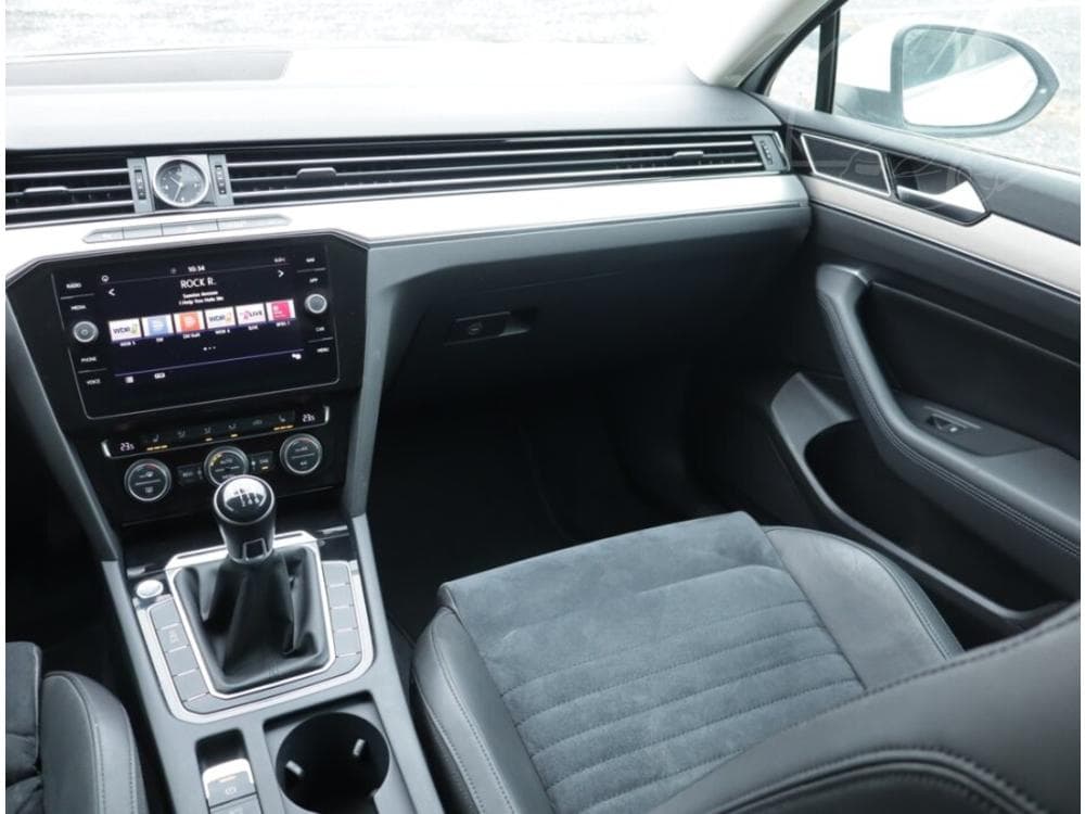 2017 Volkswagen PASSAT - 22