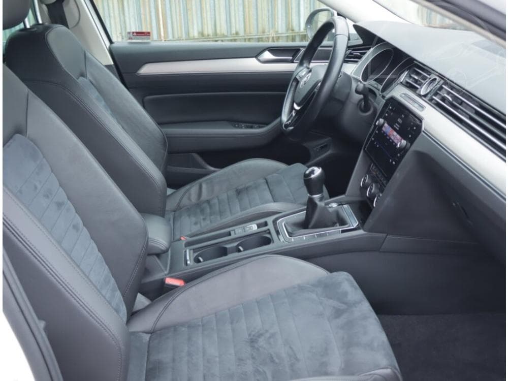 2017 Volkswagen PASSAT - 25