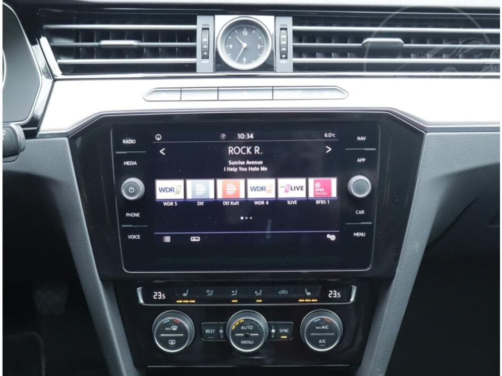2017 Volkswagen PASSAT - 34