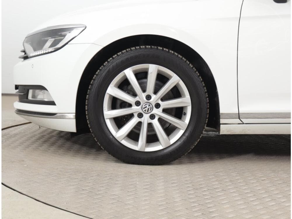 2017 Volkswagen PASSAT - 43