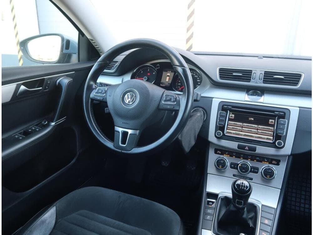 2012 Volkswagen PASSAT - 7