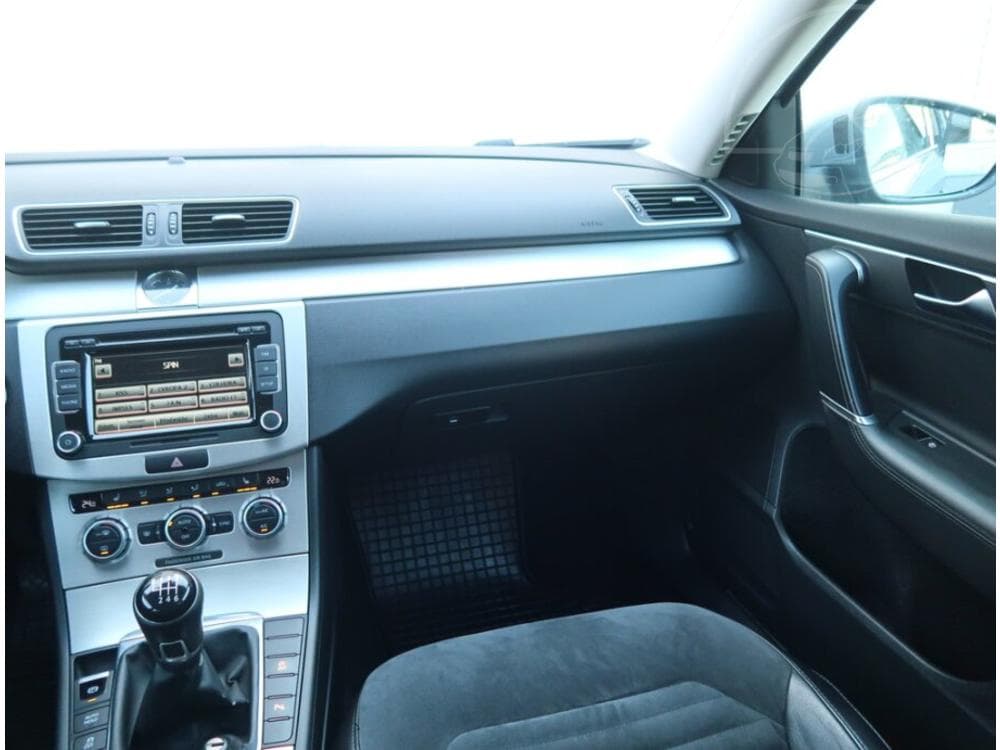 2012 Volkswagen PASSAT - 8