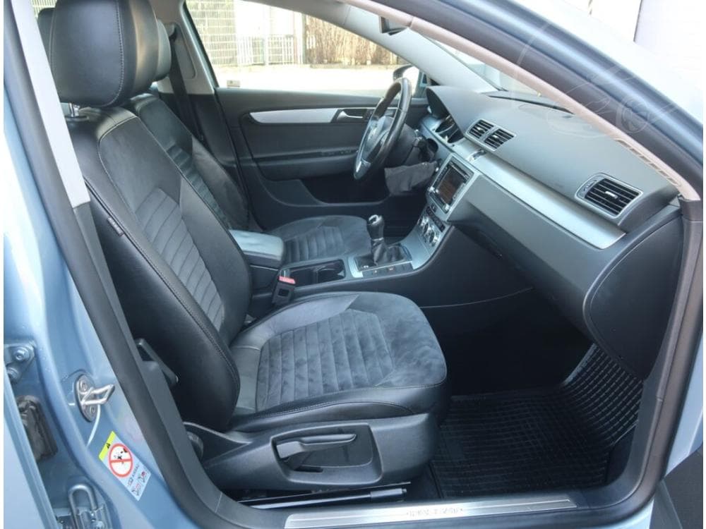 2012 Volkswagen PASSAT - 9