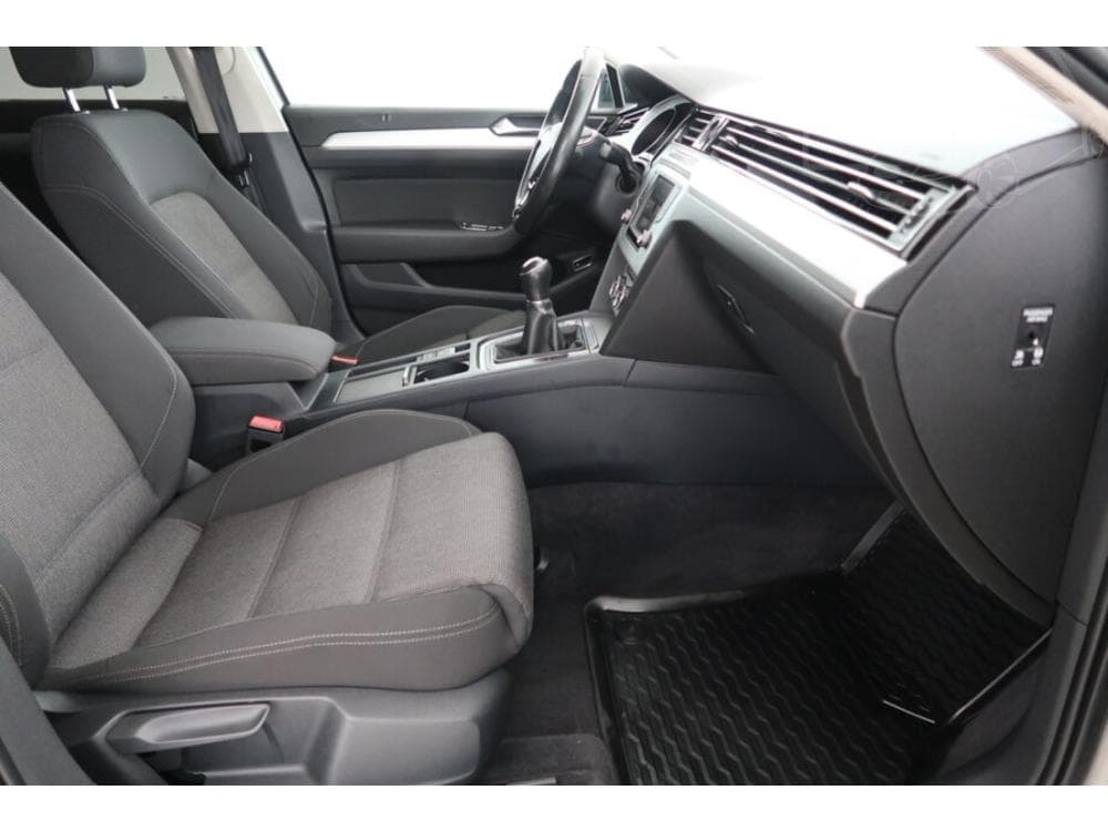 2015 Volkswagen Passat - 9