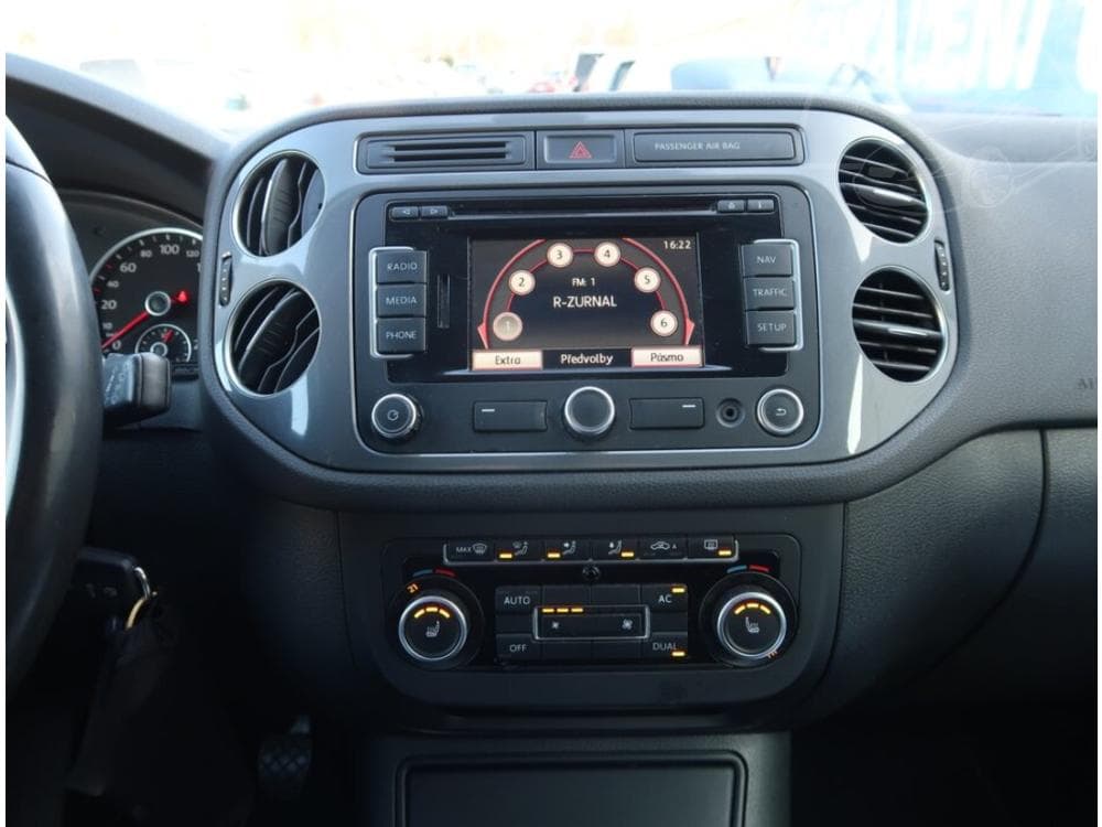 2011 Volkswagen Tiguan - 12