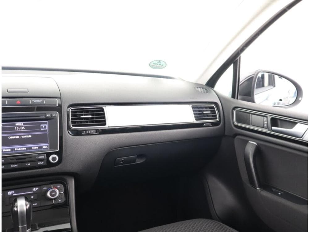 2015 Volkswagen Touareg - 8