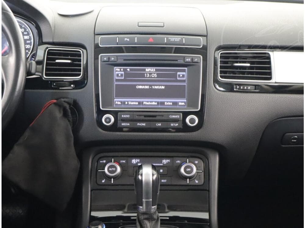 2015 Volkswagen Touareg - 12