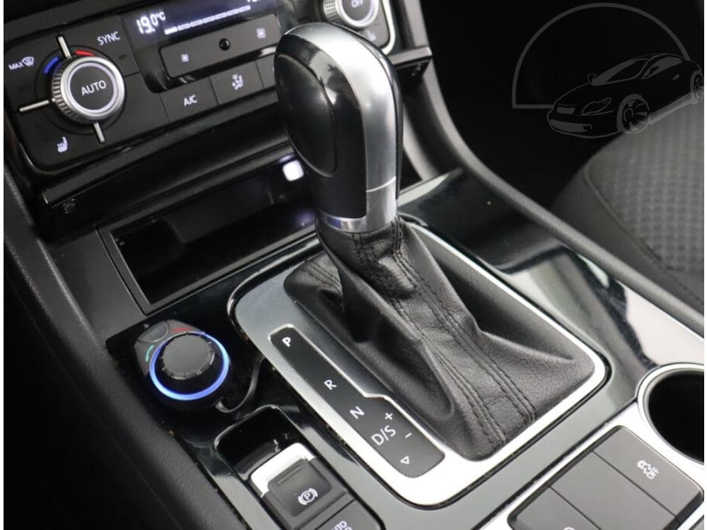 2015 Volkswagen Touareg - 13