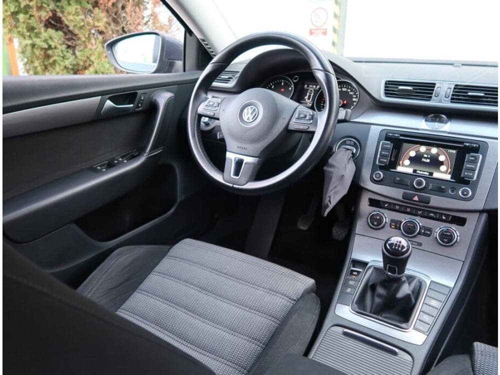 2013 Volkswagen Passat - 7
