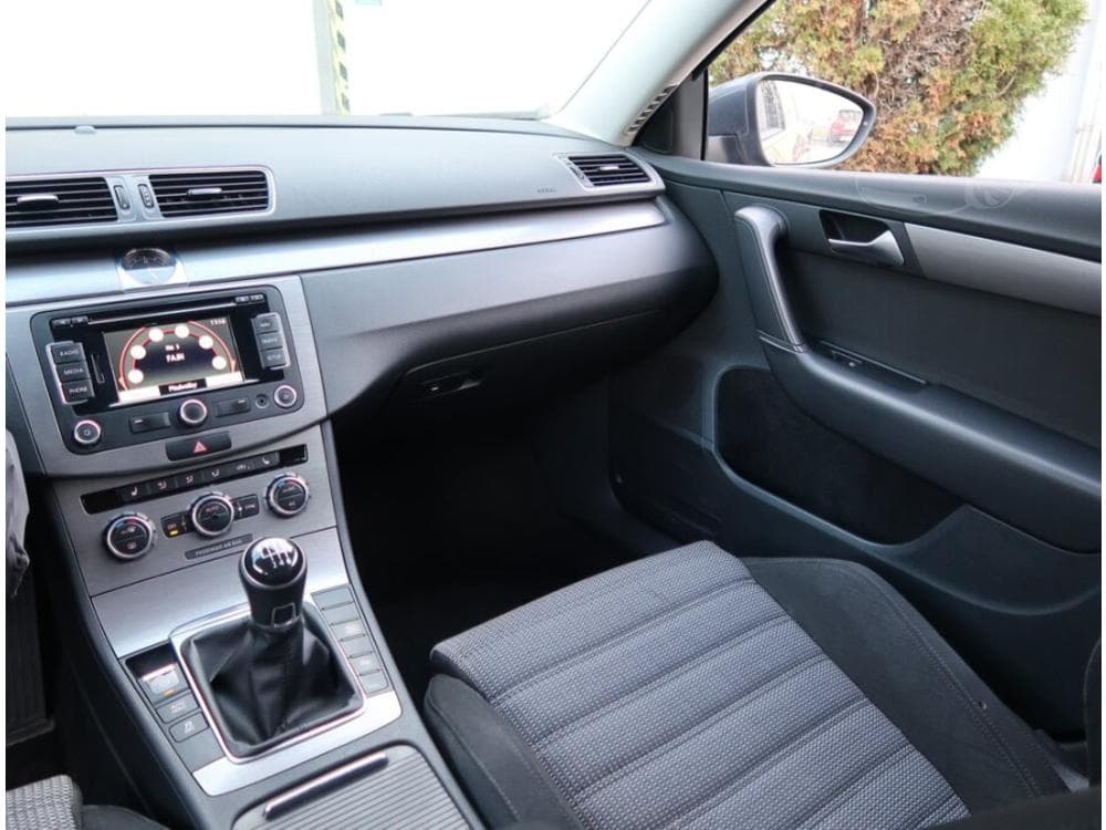 2013 Volkswagen Passat - 8