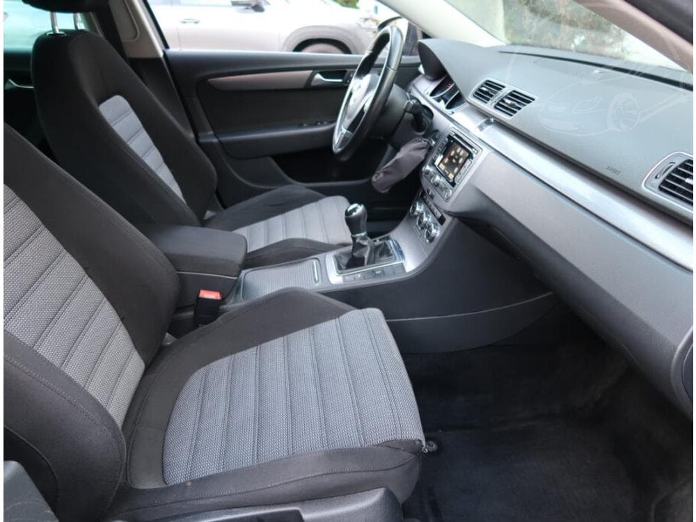 2013 Volkswagen Passat - 9