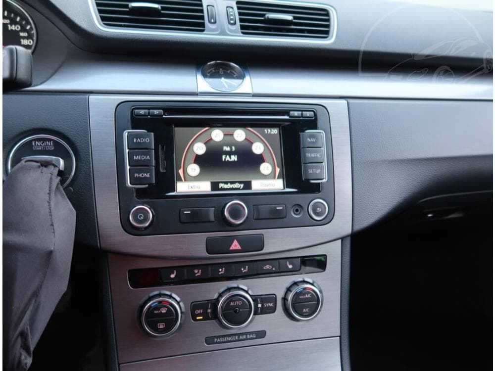 2013 Volkswagen Passat - 12