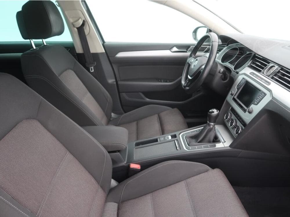 2015 Volkswagen PASSAT - 9