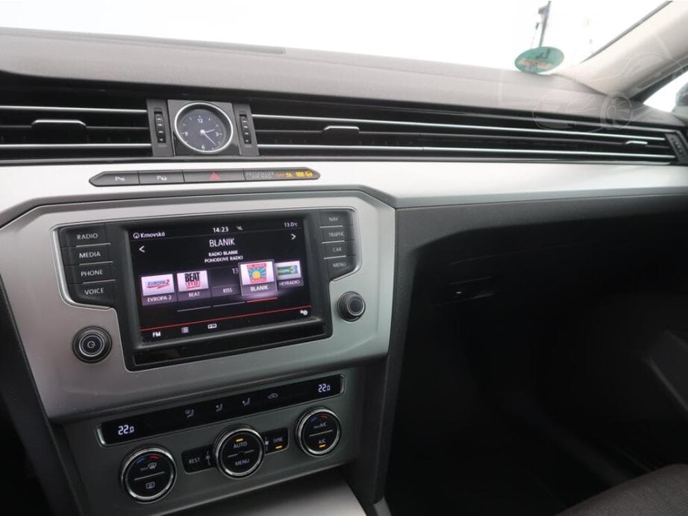 2015 Volkswagen PASSAT - 12
