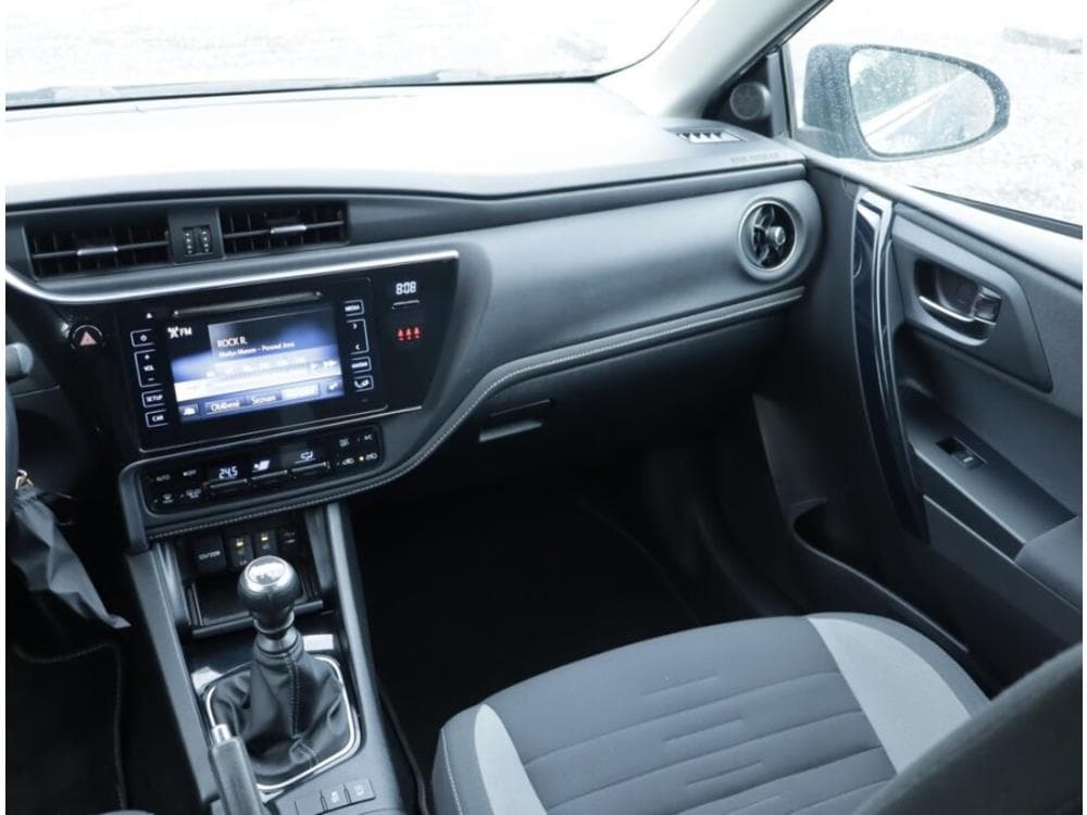 2016 Toyota Auris - 8