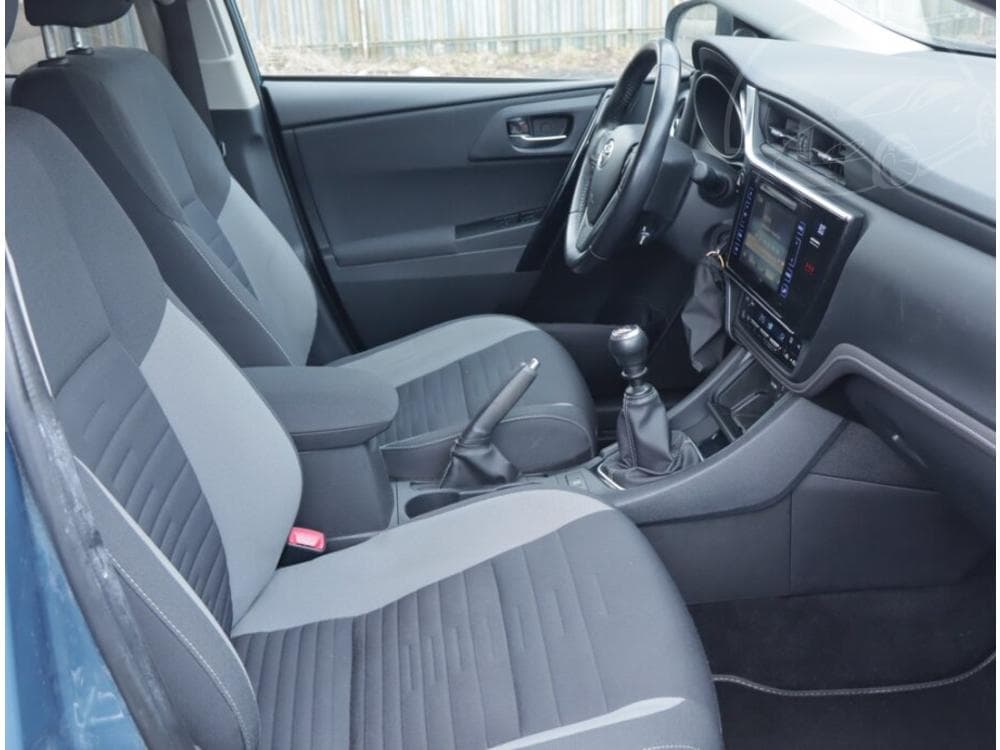 2016 Toyota Auris - 9