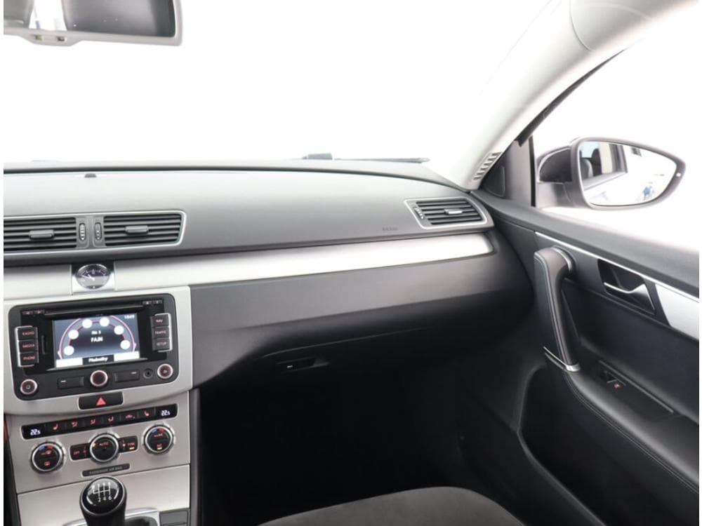 2013 Volkswagen PASSAT - 8