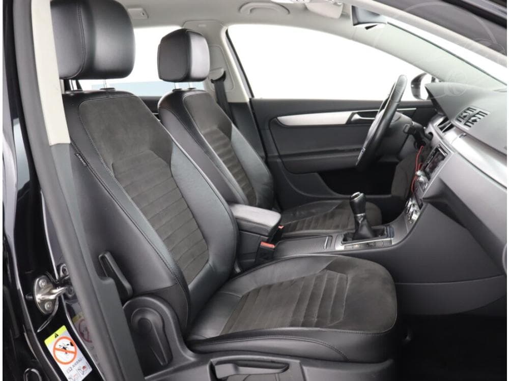 2013 Volkswagen PASSAT - 9