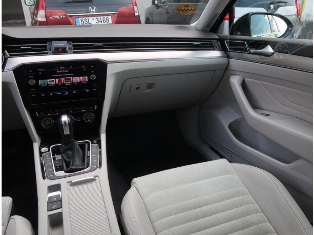 2020 Volkswagen PASSAT - 8