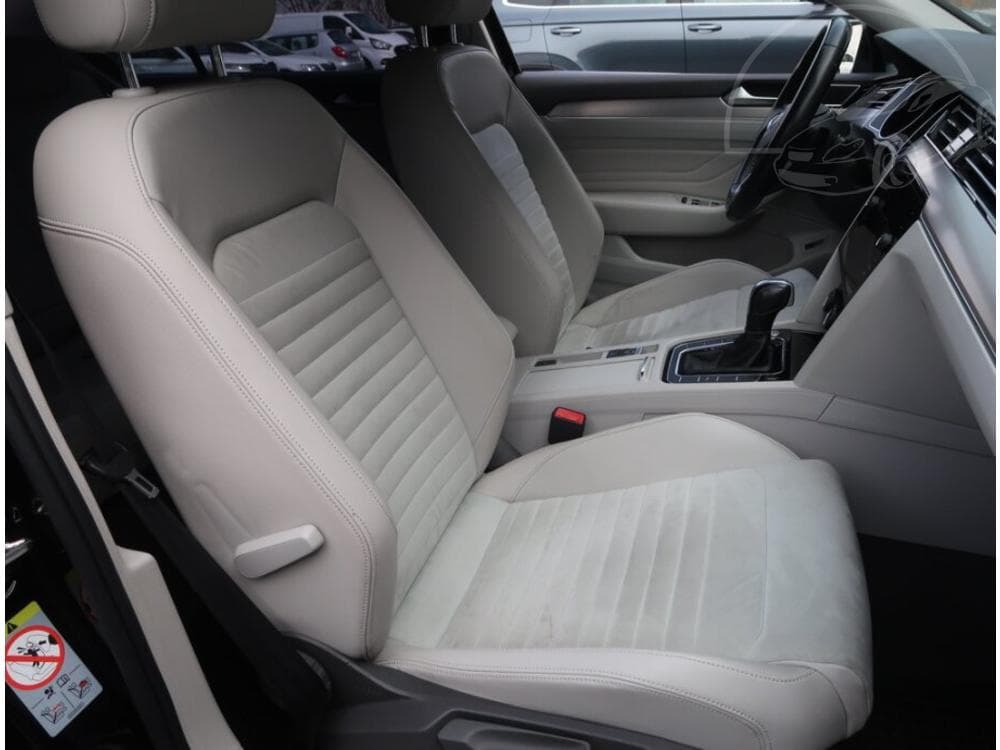 2020 Volkswagen PASSAT - 9
