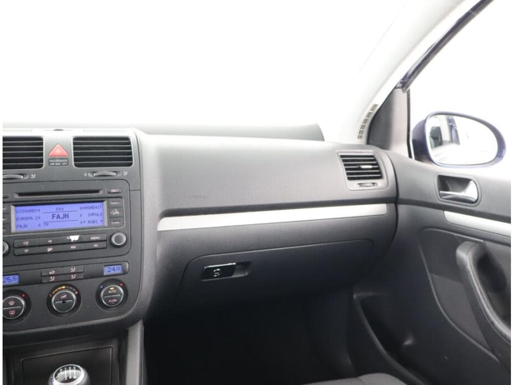 2004 Volkswagen Golf - 22