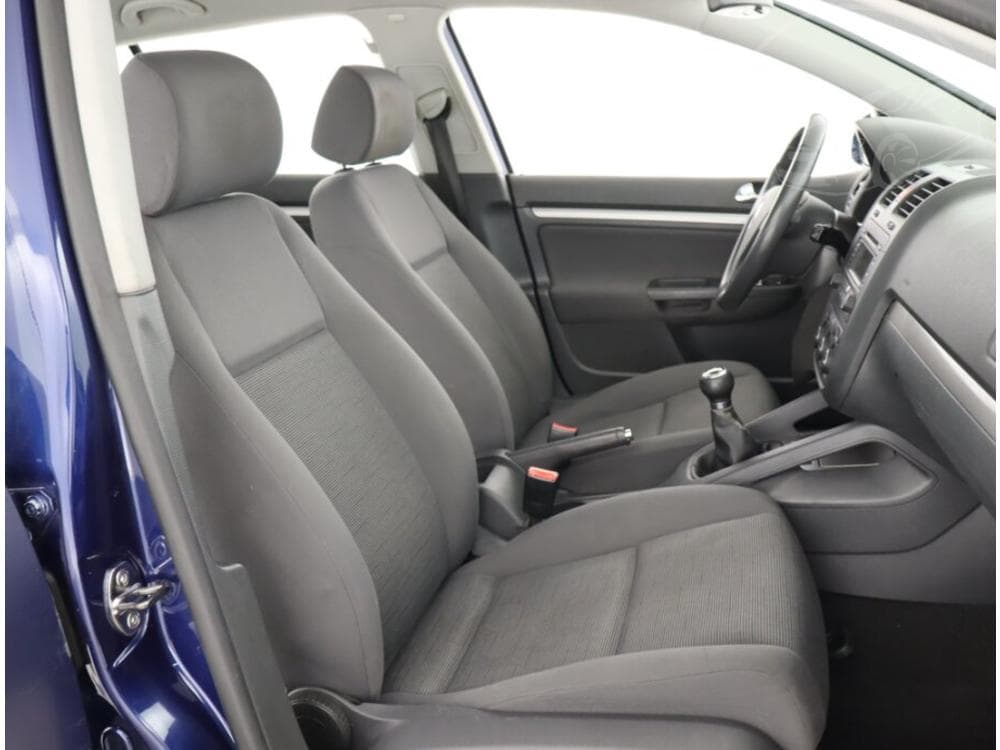 2004 Volkswagen Golf - 25