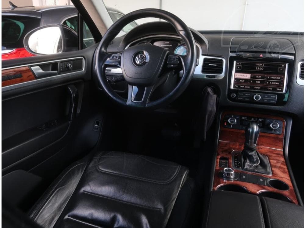 2010 Volkswagen Touareg - 13