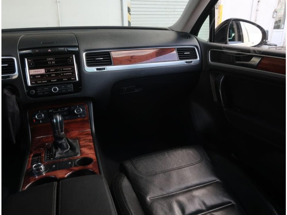 2010 Volkswagen Touareg - 15