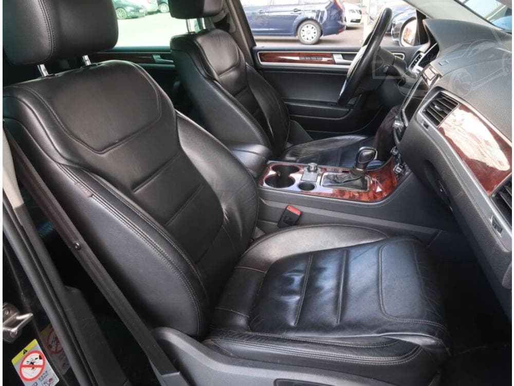 2010 Volkswagen Touareg - 17