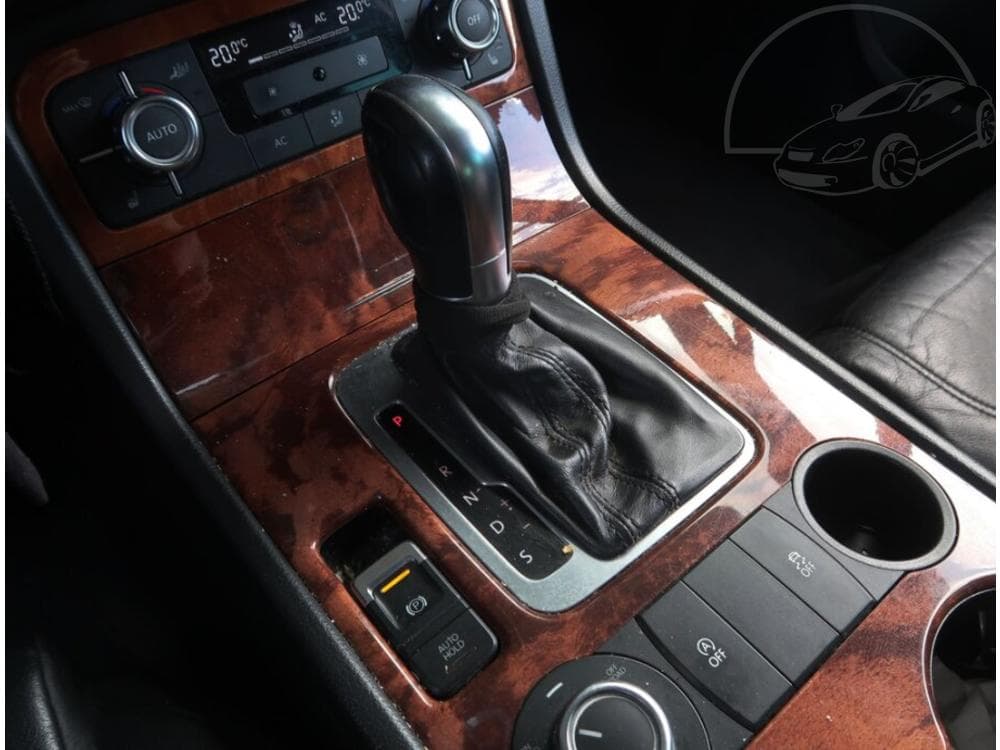 2010 Volkswagen Touareg - 25