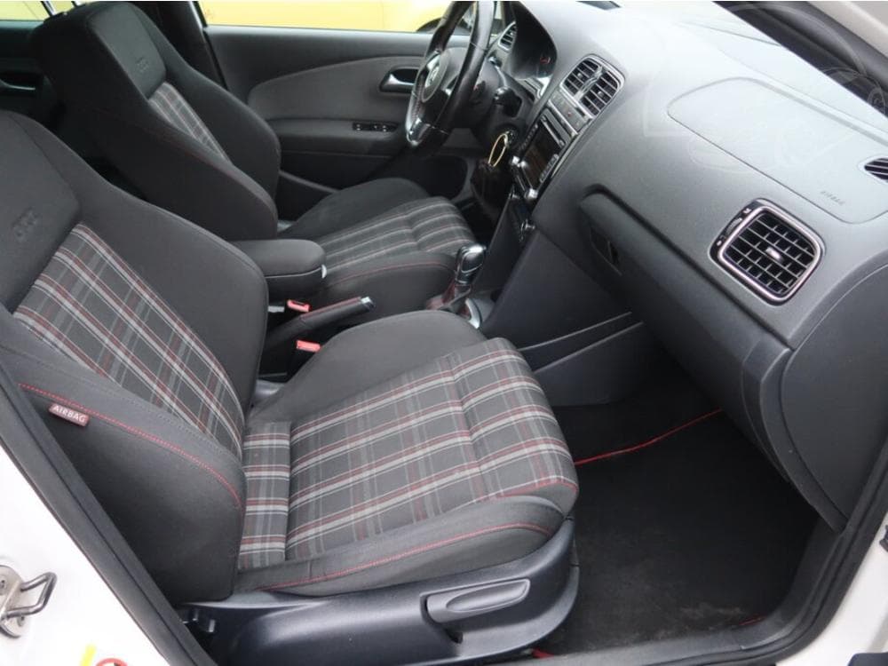 2011 Volkswagen Polo - 9