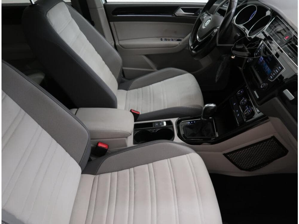 2016 Volkswagen Touran - 9