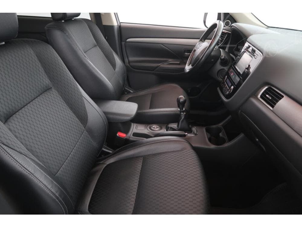 2015 Mitsubishi Outlander - 9