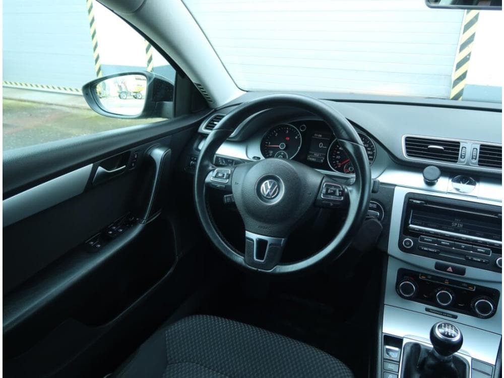 2011 Volkswagen PASSAT - 7