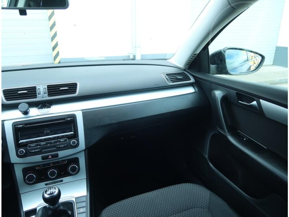 2011 Volkswagen PASSAT - 8