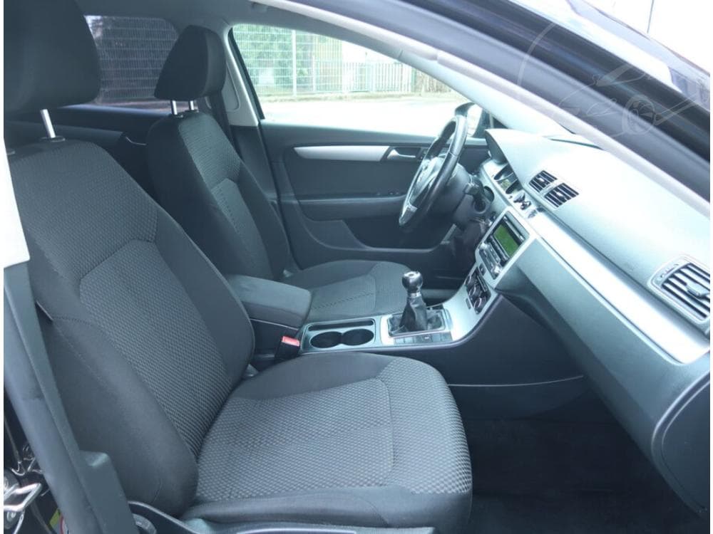 2011 Volkswagen PASSAT - 9