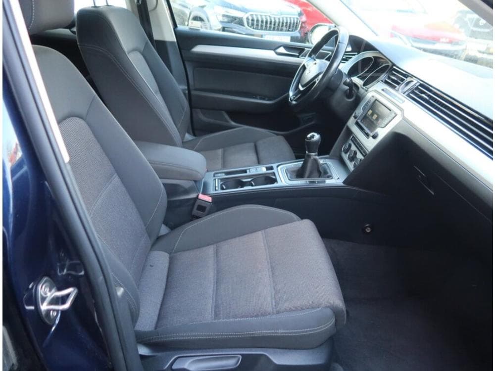 2015 Volkswagen PASSAT - 9