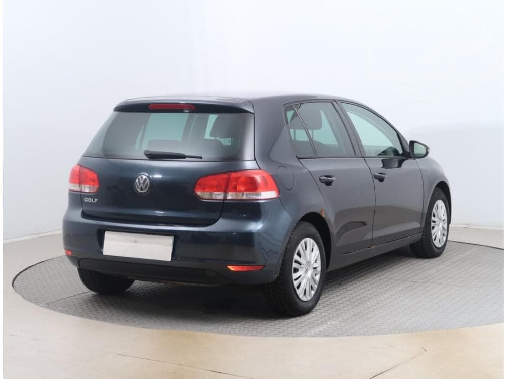 2010 Volkswagen Golf - 17