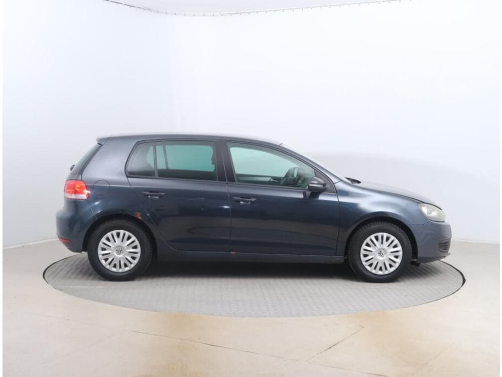 2010 Volkswagen Golf - 21